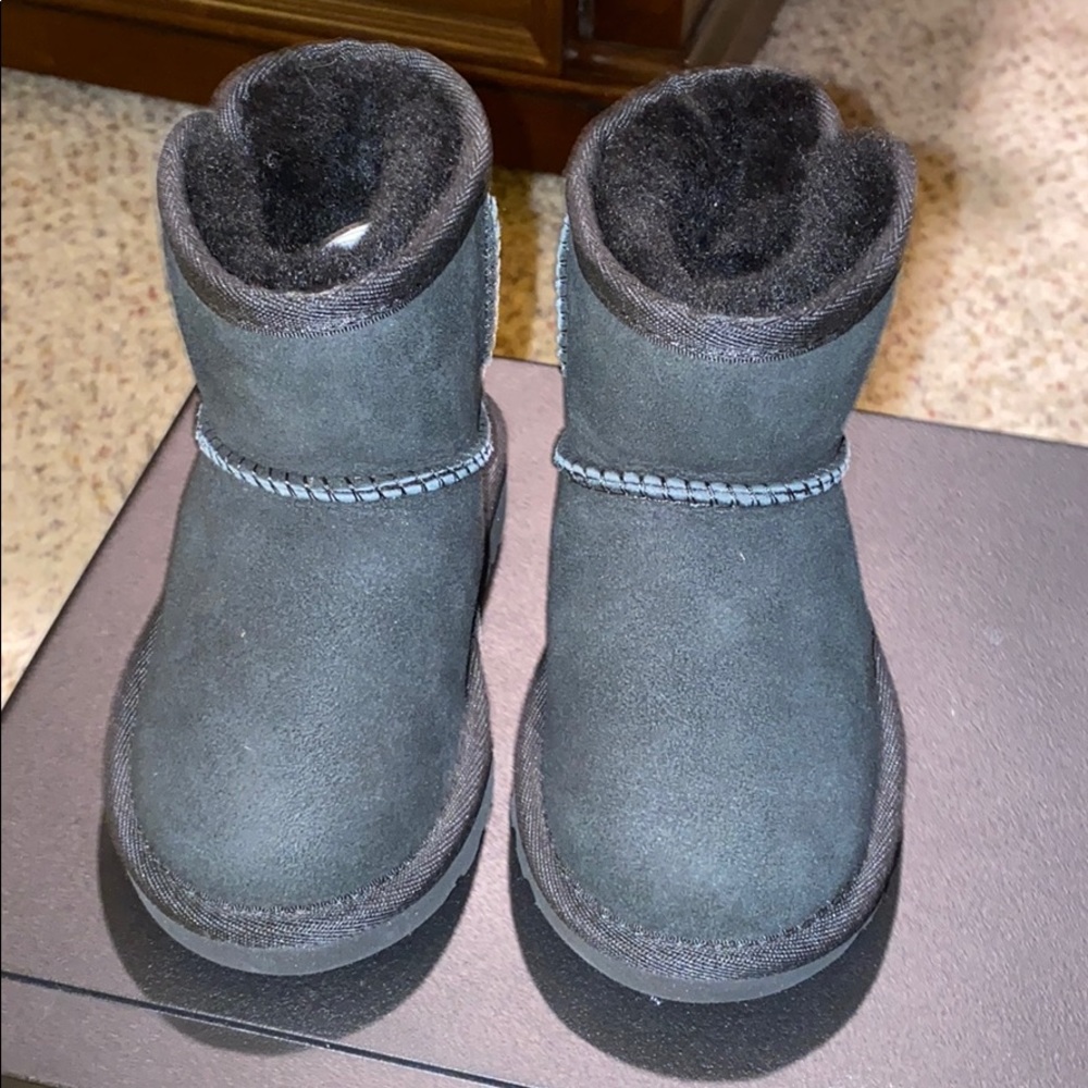 Ugg short boots, new. 7